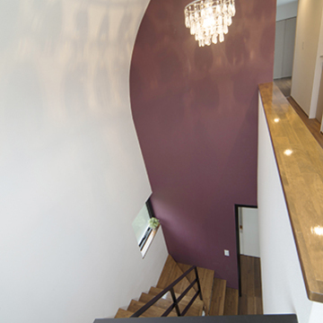 R形状の壁が存在感のある階段