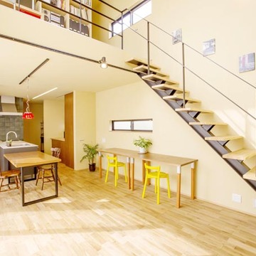 大きな吹き抜けのリビング