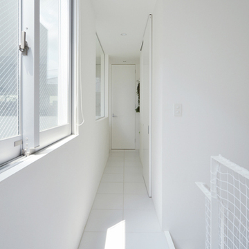 白でまとめた階段上スペース