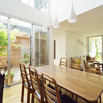 吹き抜けが明るいダイニング