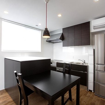 ダークなカラーでシックにまとめたキッチン