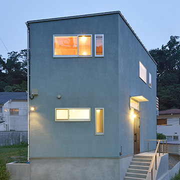 あたたかなライトが照らし出す夜の外観