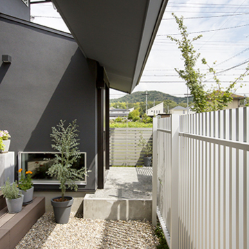 庇が影を落とす静かな中庭