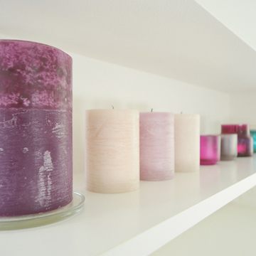 浴室・洗面所に置かれた色とりどりのキャンドル