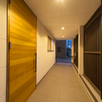 灯りがともる夜の玄関