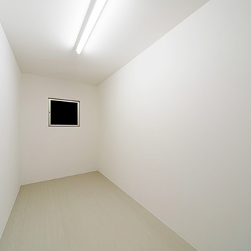 真白で統一された納戸