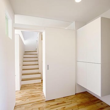 光の注ぐ階段が迎える玄関