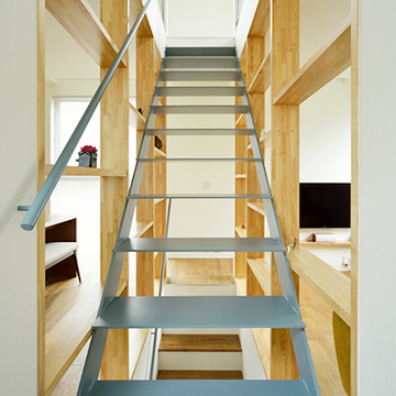 シンプルなスチールの階段