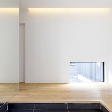 ローサイドライトを設けたスタイリッシュな玄関