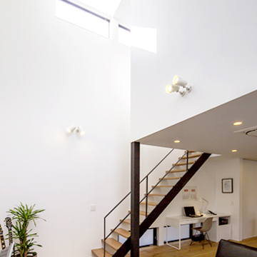 圧迫感のないシンプルな階段