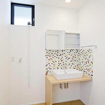 白壁にモザイクタイルが印象的な洗面台