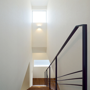高い窓からの日差しを感じる階段