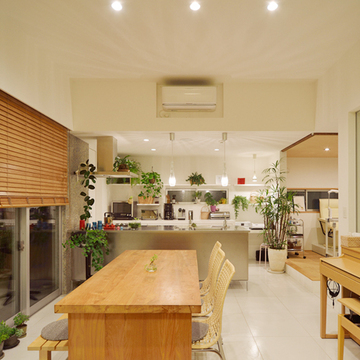 植物がたくさんおかれた明るいリビング