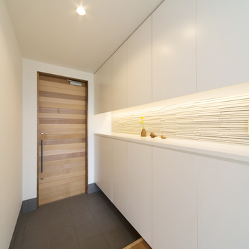 大容量の収納スペースを設置した玄関