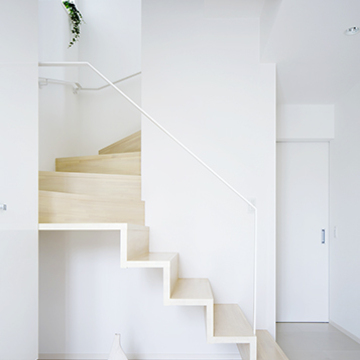 視界の通る2階への階段