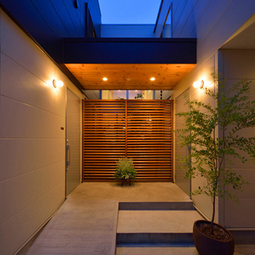 灯りがともる夜の玄関