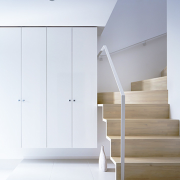 軽やかなシンプル形状の階段