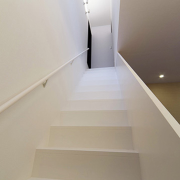 白で統一された奥行き感のある階段