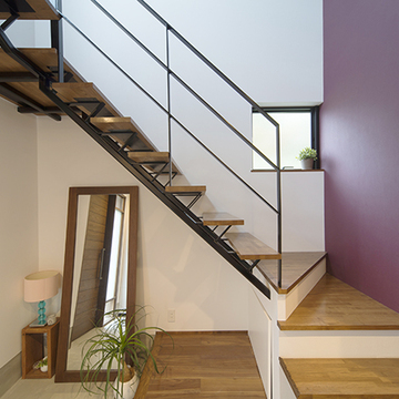 玄関から2階へ続く緩やかな階段