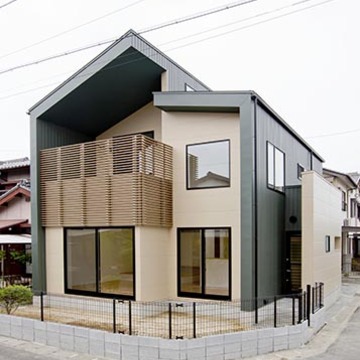 バルコニーの屋根が張り出した個性的な外観