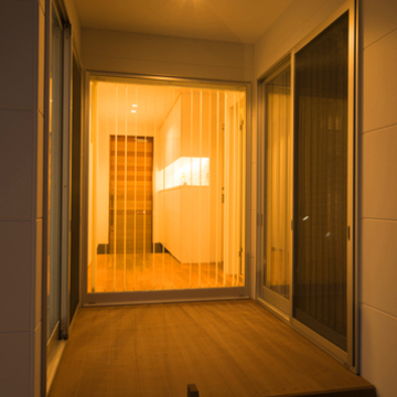 玄関から繋がる夜のウッドデッキ