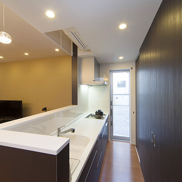 開放的で機能的なオープンキッチン