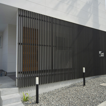 玄関アプローチを隠すルーバー