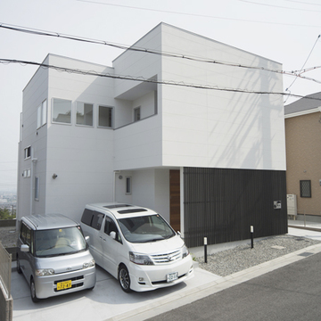 白い外壁とルーバーのコントラストが美しい