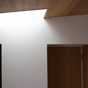 ナチュラルな内壁とトップライト