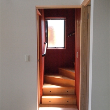 スカンジナビアンレッドに塗られた階段室