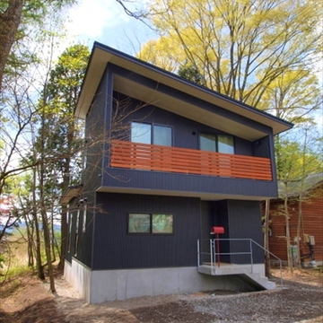 ガルバリウム鋼板の外装仕上げとエントランス