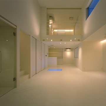 白い壁天井がレフ板代わりになり、ダウン照明の優しい光が癒やされるリビングダイニング