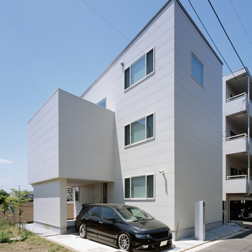 規則正しく並ぶ３階までの窓が心地よい、真っ白な外観