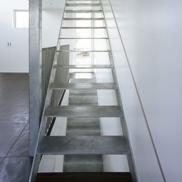 無機質な素材も、工業製品のような機能性美を感じる階段