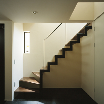 トップライトが温かみのある優しい光と影を作る階段周り