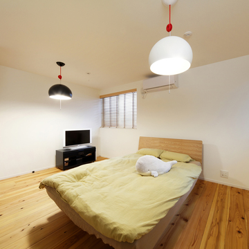 シンプルな部屋に、白と黒のシェードが目を引くペンダント照明