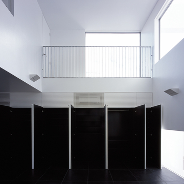 収納物を厳選して置きたくなる、黒でまとめた壁一面の収納スペース内