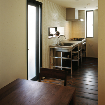 壁面の小さめのタイルが、ほっこりした気分で楽しく料理ができるキッチン