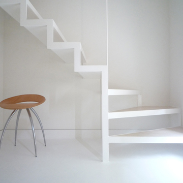 白でまとめあげた、軽やかで動きのあるフレーム階段