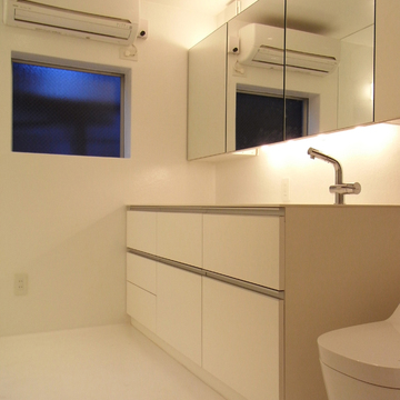 大容量の収納スペースが、雑然としがちな水回りをカバーする洗面ルーム