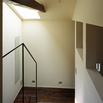 トップライトで明るさを取ることで、暗さと明るさのメリハリがある階段周りに