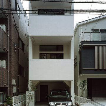 中高層マンションの建ち並ぶ中で、採光と目線を切ることに配慮した外観