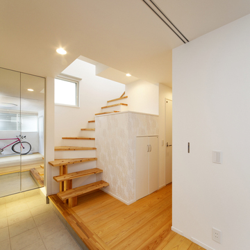 穏やかな空気が広がる、杉の無垢材でまとめたフローリングと階段