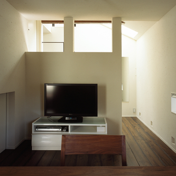 天井から降り注ぐ優しい光に包まれるような、居心地のよいリビングルーム