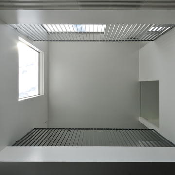 直線美を感じさせる、リビングダイニングから見上げた吹き抜け