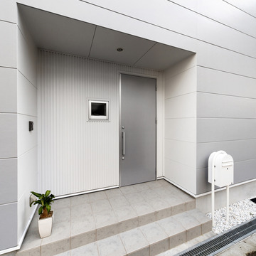 シルバーと白でまとめた、飾らないシンプルな外観