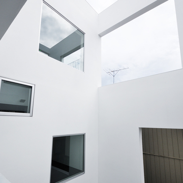 四角い窓がランダムに並ぶ、額縁のような装いの外壁