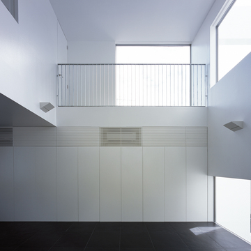 壁一面を大容量の収納スペースにし、生活感を感じないように工夫がされているリビングダイニング