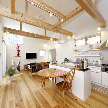 リビングにあるハンモックと、センスのよい雑貨がバランスよく点在するリビングダイニング