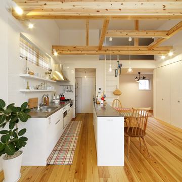 杉の無垢フローリングと、むき出しの梁が印象的なダイニング・キッチン